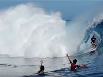 Stoked Bodyboarders throw Shakkas to Patrice Chanzy on a SUP - Stand Up Paddle News