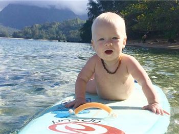 6 month old baby Hamilton wants to surf like his mum! - Surfing News