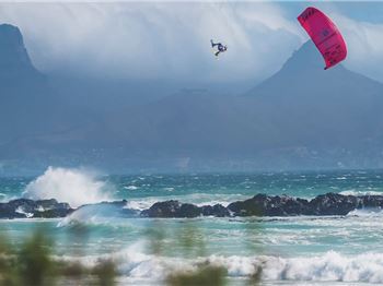 Watch the biggest wipeouts of the Red Bull King of the Air. - Kitesurfing News