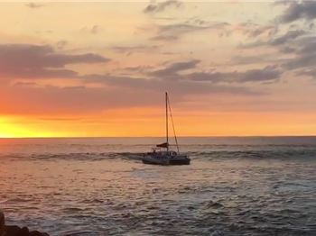 Catamaran crossing bar in Hawaii - destroyed on rocks! - Sailing News