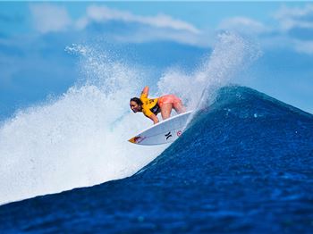 Cloudbreak + Girly Surfers = MUST WATCH Video! - Surfing News