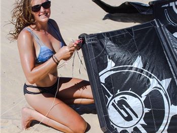 No Caught Edges or Questionable Grabs from This Chick! - Kitesurfing News