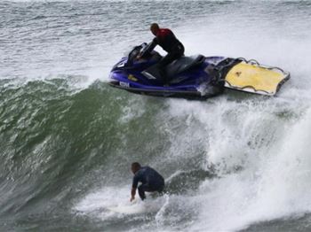 Jetski takes out surfer in GC barrel! - Surfing News