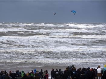 You won't believe the conditions these guys rode in! - Kitesurfing News