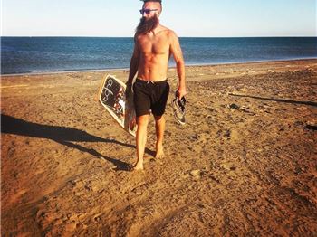 A Hipsters guide: Keeping a beard out of your depower cleat! - Kitesurfing News