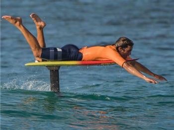 Kai Lenny Foils 11 waves in a row - without ever paddling! - Kitesurfing News