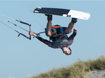 How to land your first handlepass trick. Advice from 3 pro's - Kitesurfing News