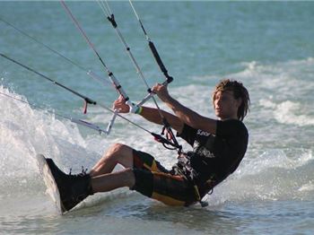 Show ponies, take note.... THIS is how to ride wake style - Kitesurfing News