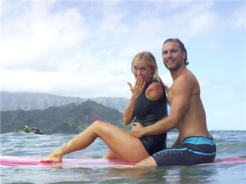 Pregnant Mum surfs Teahupoo - Surfing News